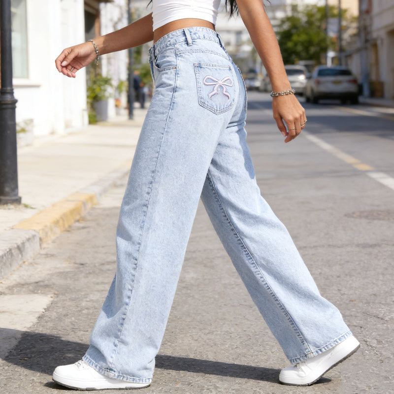 Gerade geschnittene Jeans mit hoher Taille und Schleifenstickerei