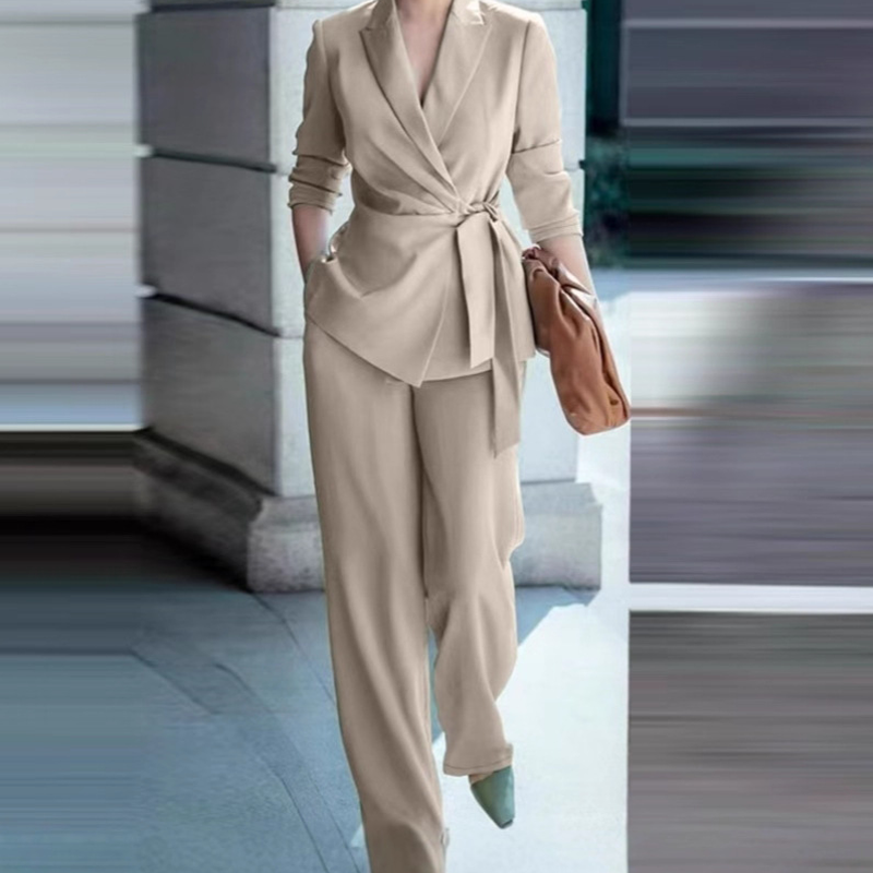 Eleganter Damen Hosenanzug: Blazer mit Bindegürtel und Hose mit weitem Bein