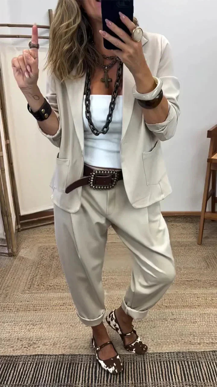 Damen Business-Anzug: Blazer mit Kragen und Hose
