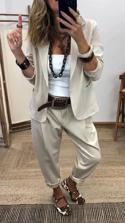 Damen Business-Anzug: Blazer mit Kragen und Hose