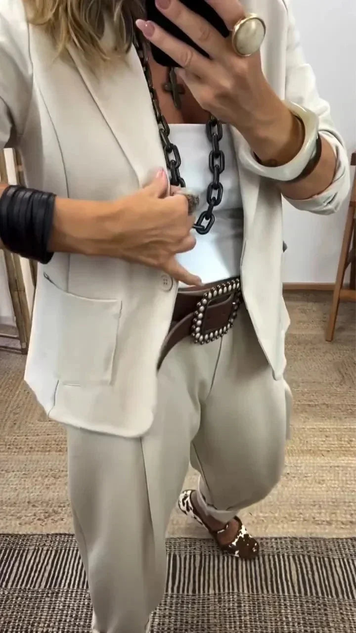 Damen Business-Anzug: Blazer mit Kragen und Hose