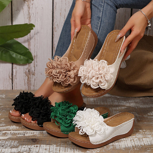 Damen-Sandalen mit Keilabsatz und Blumenapplikationen
