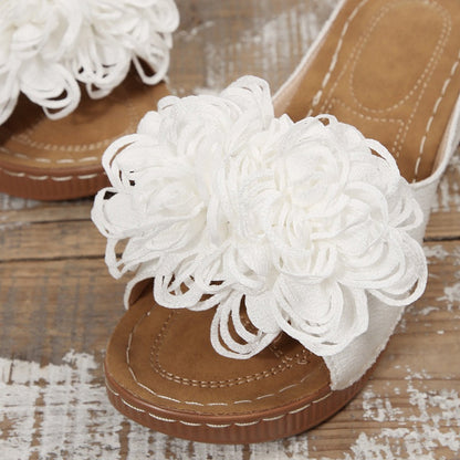 Damen-Sandalen mit Keilabsatz und Blumenapplikationen