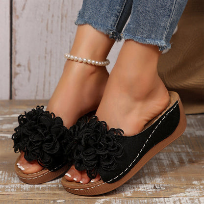 Damen-Sandalen mit Keilabsatz und Blumenapplikationen